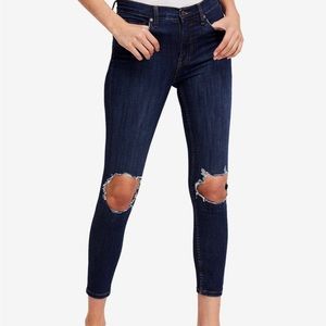 Free People Distressed Skinny Ankle Jean rip knee